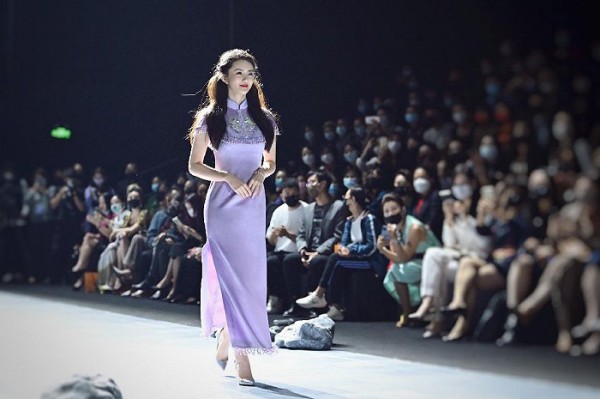 锦玺唐S/S2022深圳时装周压轴大秀:非遗苏绣,指尖上的大美时代