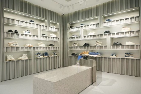 李宁全新独立高级运动品牌将于今日在重庆来福士正式开业,价格线为中国李宁1.3-1.5倍