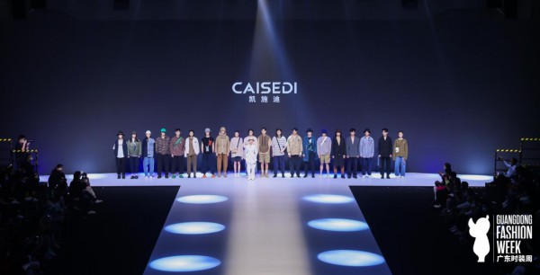 2021广东时装周秋季CAISEDI凯施迪以“释放”,“憧憬”为主题带来两组不同风格的服饰