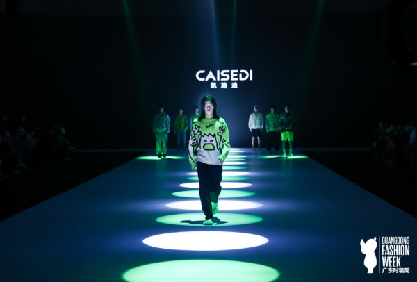 2021广东时装周秋季CAISEDI凯施迪以“释放”,“憧憬”为主题带来两组不同风格的服饰