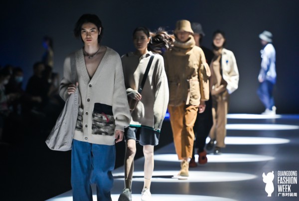 2021广东时装周秋季CAISEDI凯施迪以“释放”,“憧憬”为主题带来两组不同风格的服饰