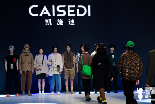 2021广东时装周秋季CAISEDI凯施迪以“释放”,“憧憬”为主题带来两组不同风格的服饰