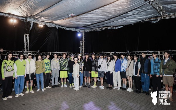 2021广东时装周秋季CAISEDI凯施迪以“释放”,“憧憬”为主题带来两组不同风格的服饰