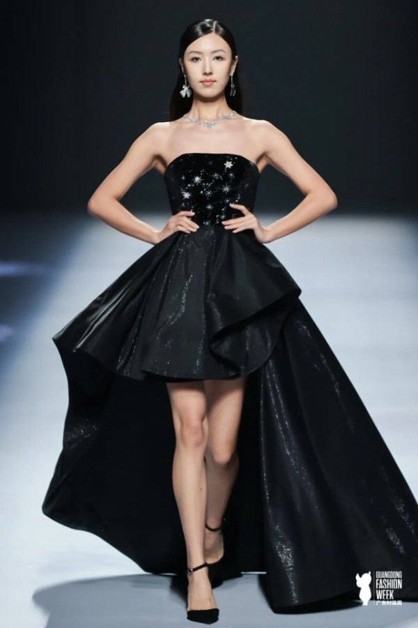 2021广东时装周-秋季秀场直击:VOGVACHI婳池