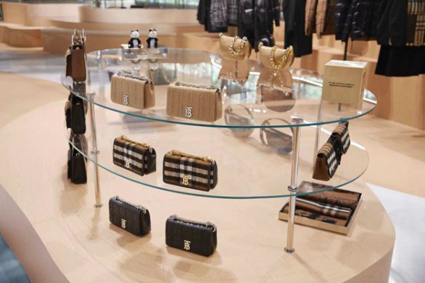 奢侈品品牌Burberry首赴第四届中国进博会,标志性嘎巴甸面料首次亮相