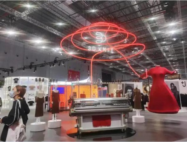 再展进博会!优衣库赋能新生穿“悦”未来