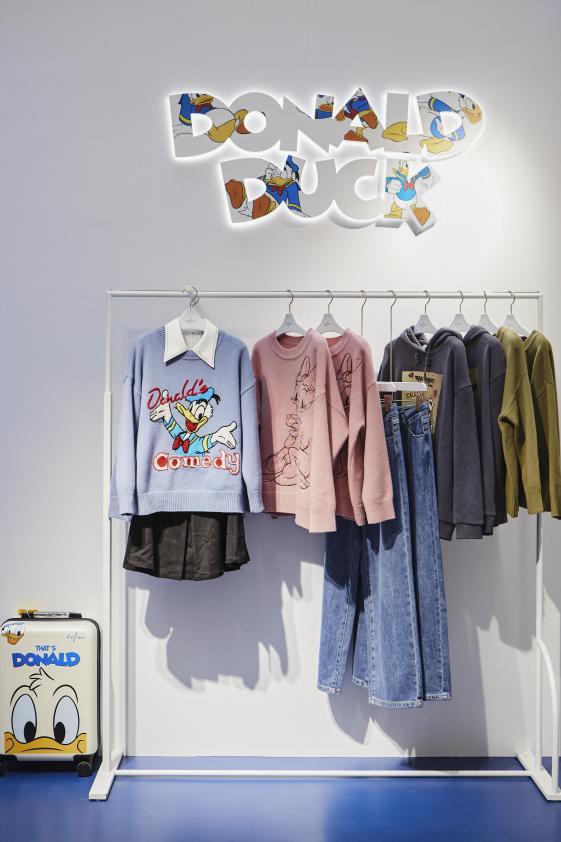 eifini伊芙丽唐老鸭系列快闪店空间杭州银泰,携手品牌代言人何穗出席