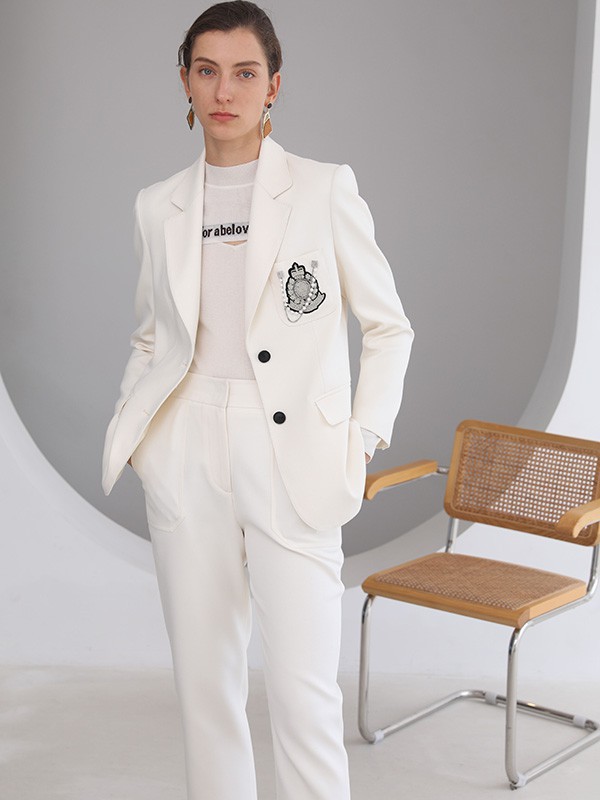 初入职场的女生怎么挑西装?什么颜色的西装适合职场穿