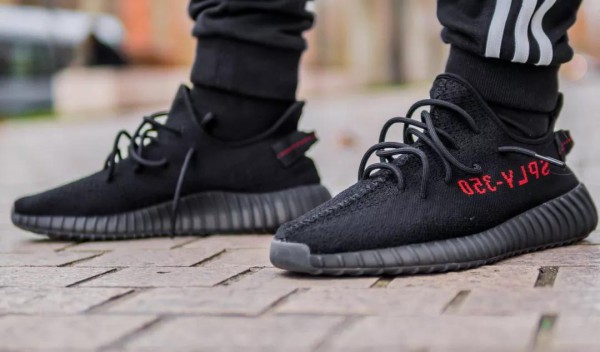 说唱歌手侃爷Kanye West 个人品牌Yeezy 因发货延迟被索赔95万美元