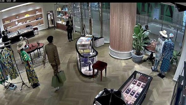 上海一家古驰奢侈品门店店员利用假包掉包售卖,目前已被刑拘!