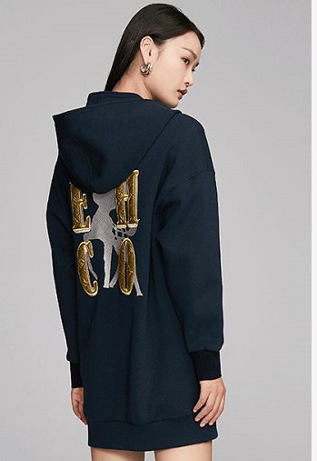 今年最潮流的竟然是运动套装?连Lisa,Jennie,迪丽热巴都在穿的运动卫衣,你入手了吗