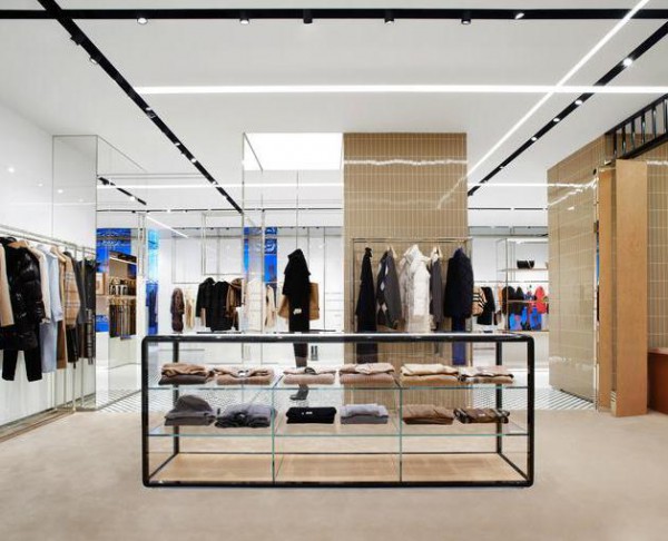 BURBERRY公布中期业绩报告 上海恒隆广场旗舰店盛大开幕