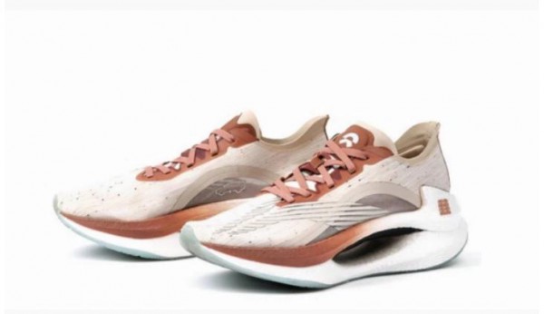 国货当自强 继李宁与汽车联名后安踏跑鞋又上太空了