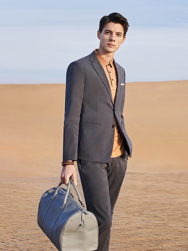 男士西装选什么颜色?男士西装要怎么搭配更有型?