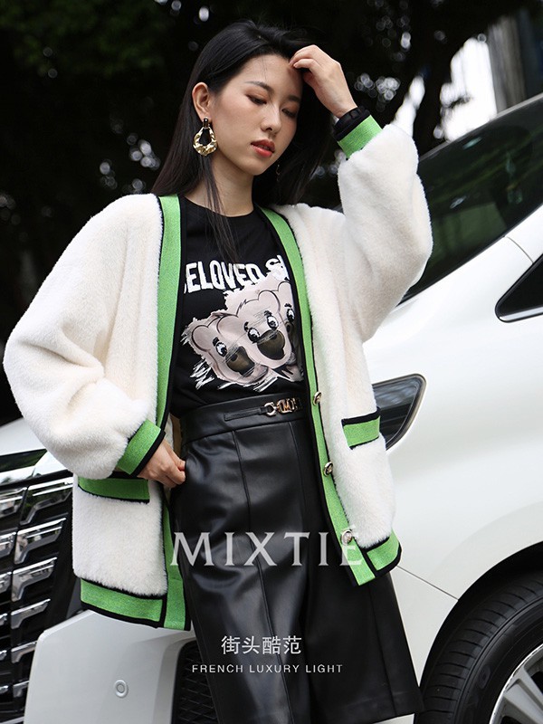 冬天内搭怎么搭配才好看?羊羔毛外套搭配什么裙子?