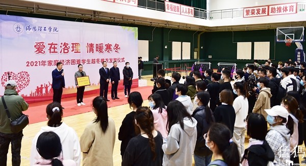 河南一所高效连续12年尾贫困家庭学生发放过冬棉衣