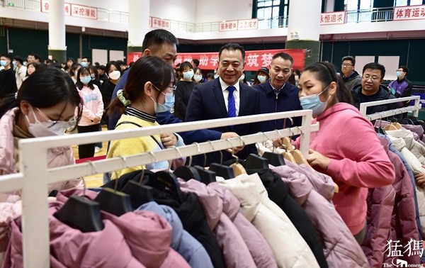 河南一所高效连续12年尾贫困家庭学生发放过冬棉衣