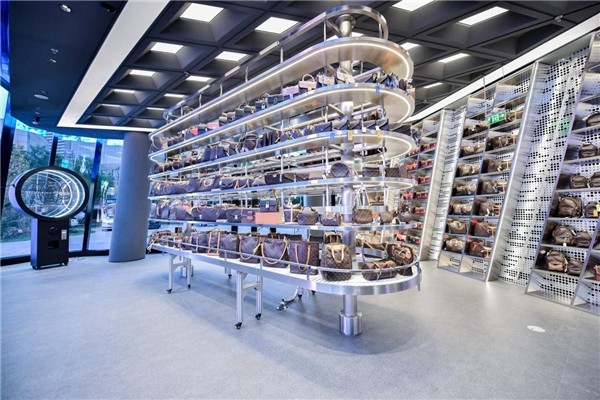 年轻人在直播间抢2折奢侈品