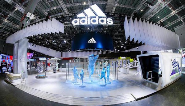 阿迪达斯进博会为中国女排国手张常宁设计了一款定制T恤