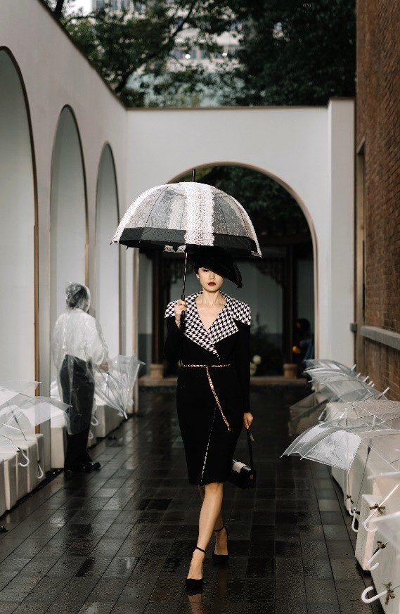 原创设计师品牌MAISON BLANCHE玫颂布澜诗“玫颂之夜”十周年大秀在百年历史老宅刘廷芳公馆上演