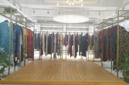 对于没有经验的新手小白 想要开一家服装店铺应该怎么做