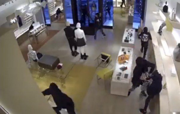 美国一家LV专卖店遭劫匪打劫,损失至少10万美元!早前LV店多次出现被抢劫