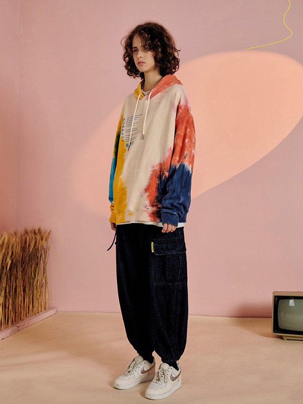 “无性别主义”穿搭究竟怎么穿?男女互穿的卫衣,搭配工装裤更具个性!