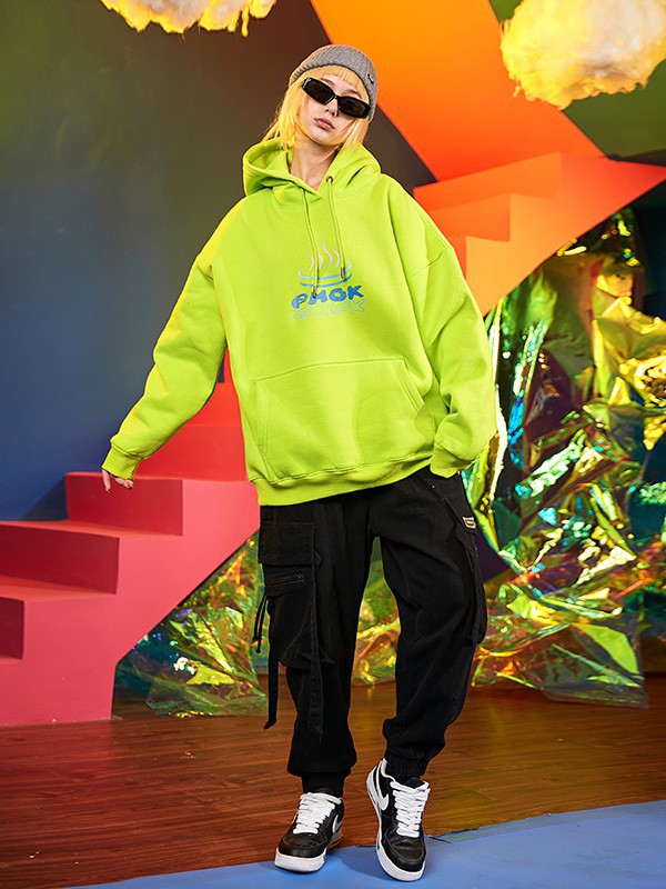 “无性别主义”穿搭究竟怎么穿?男女互穿的卫衣,搭配工装裤更具个性!