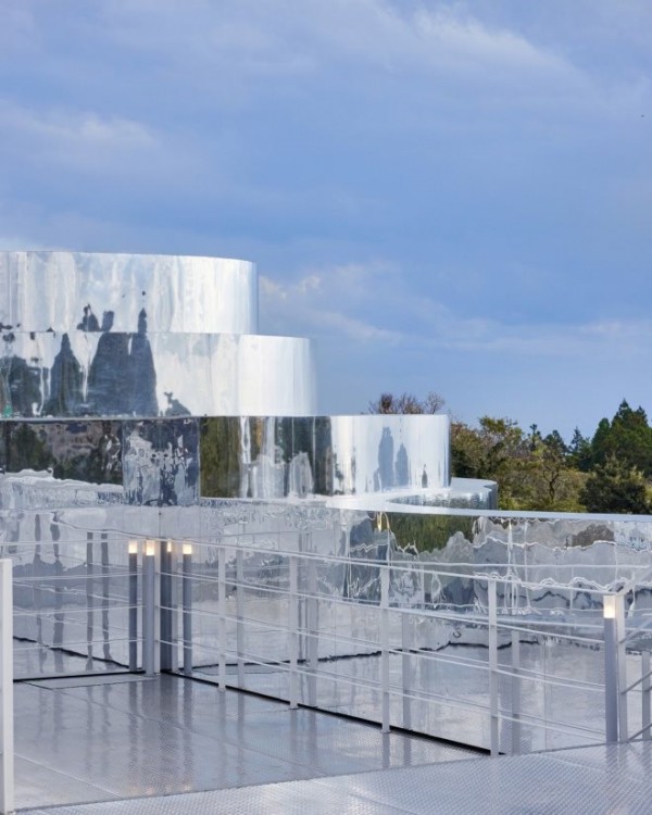 快闪店新脑洞 Burberry在韩国山里开了一家“镜面宫殿”