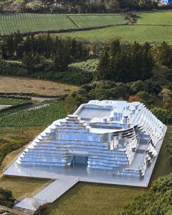 快闪店新脑洞 Burberry在韩国山里开了一家“镜面宫殿”