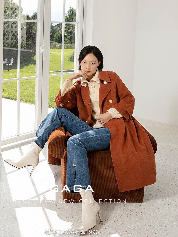 秋冬穿什么颜色最高级?南瓜色的大衣,看起来就很时髦