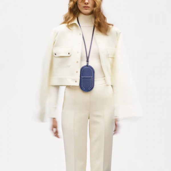 从手机壳到壁纸表情包,会成为奢侈品牌的视觉营销 3.0 吗?