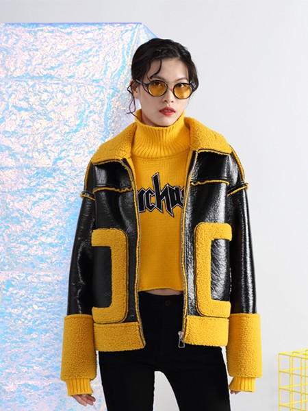 秋冬适合穿黄色系的服装吗 什么样的版型耐看又显白