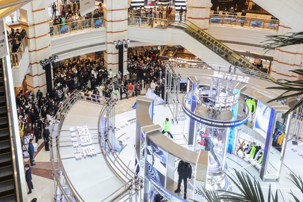 100%中国原创顶配羽绒服,波司登登峰2.0登陆上海环球港