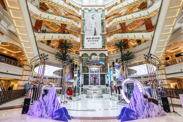 100%中国原创顶配羽绒服,波司登登峰2.0登陆上海环球港