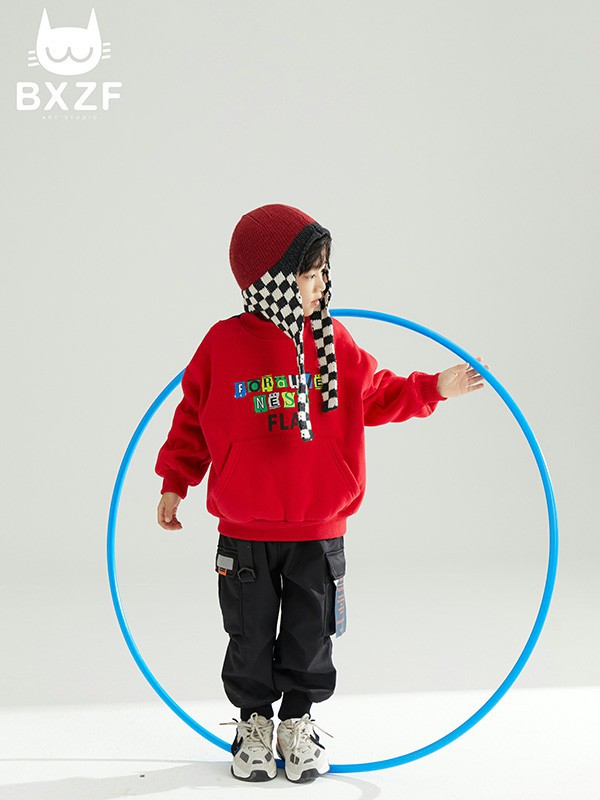 帅儿子要从小抓起!7-9岁小男孩要怎么搭配?男生卫衣怎么选