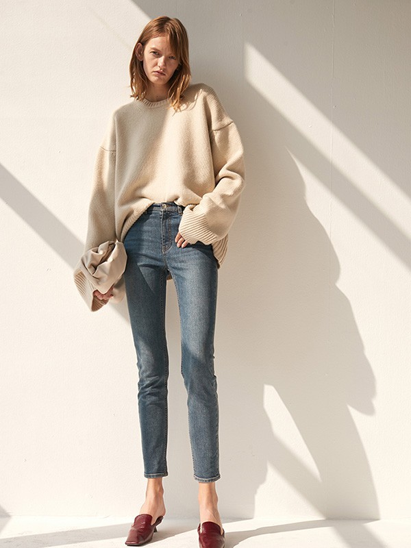 过完春节后要怎么穿?宽松的毛衣下身搭配什么裤子好看