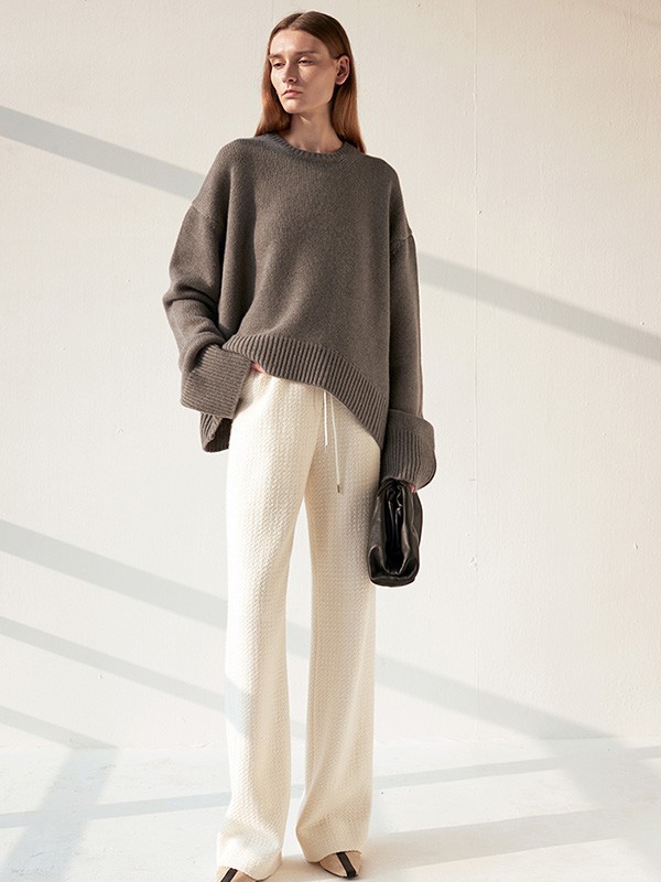 过完春节后要怎么穿?宽松的毛衣下身搭配什么裤子好看