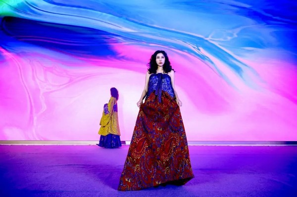 知名设计师张肇达发布时装发布会,以岭南第一奇山丹霞山为灵感