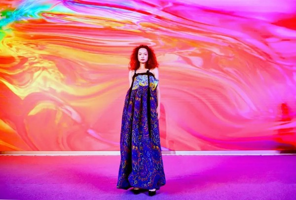 知名设计师张肇达发布时装发布会,以岭南第一奇山丹霞山为灵感