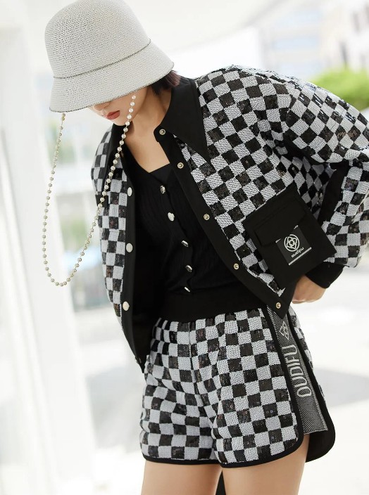 CELINE 2022 春夏成衣系列, BLACKPINK成员LISA现身秀场演绎街头时尚风!