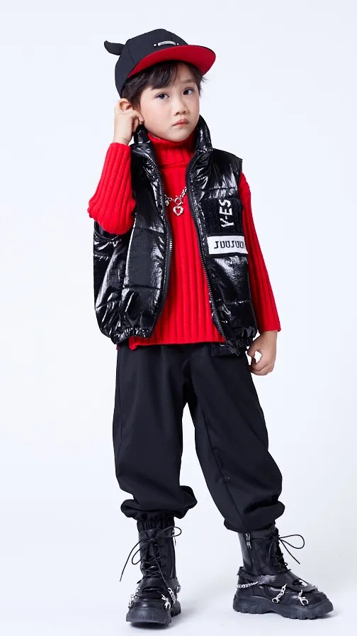 一件马甲外套怎么搭配出多种花样?带孩子出游,这三套时髦的搭配必须马起来!