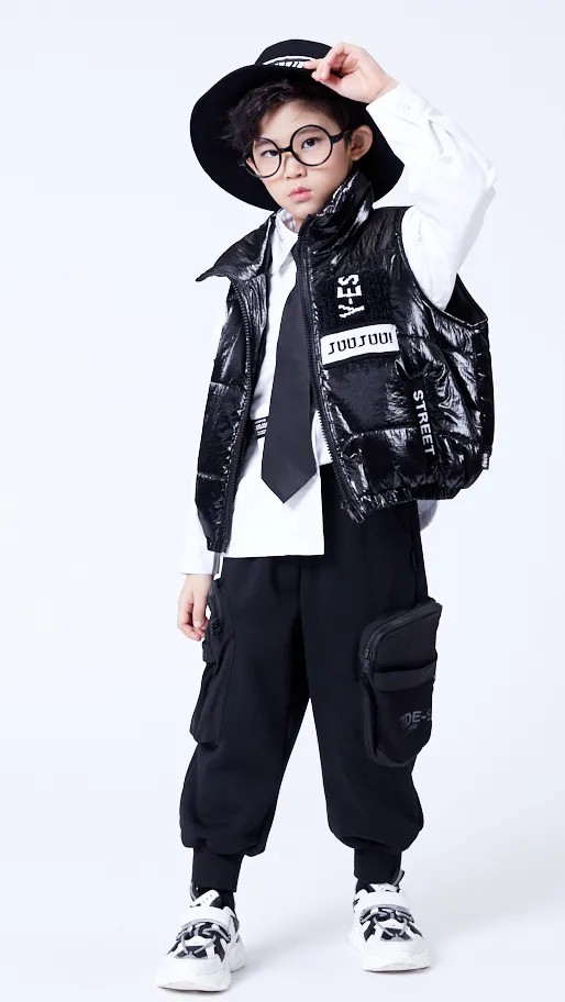 一件马甲外套怎么搭配出多种花样?带孩子出游,这三套时髦的搭配必须马起来!