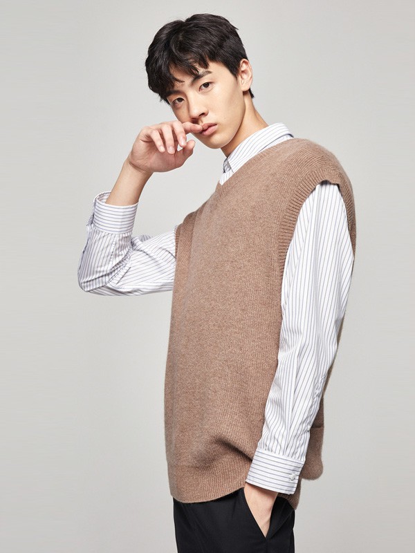 条纹衬衫搭配北新毛衣,清爽又大方!男生穿皮衣要怎么选