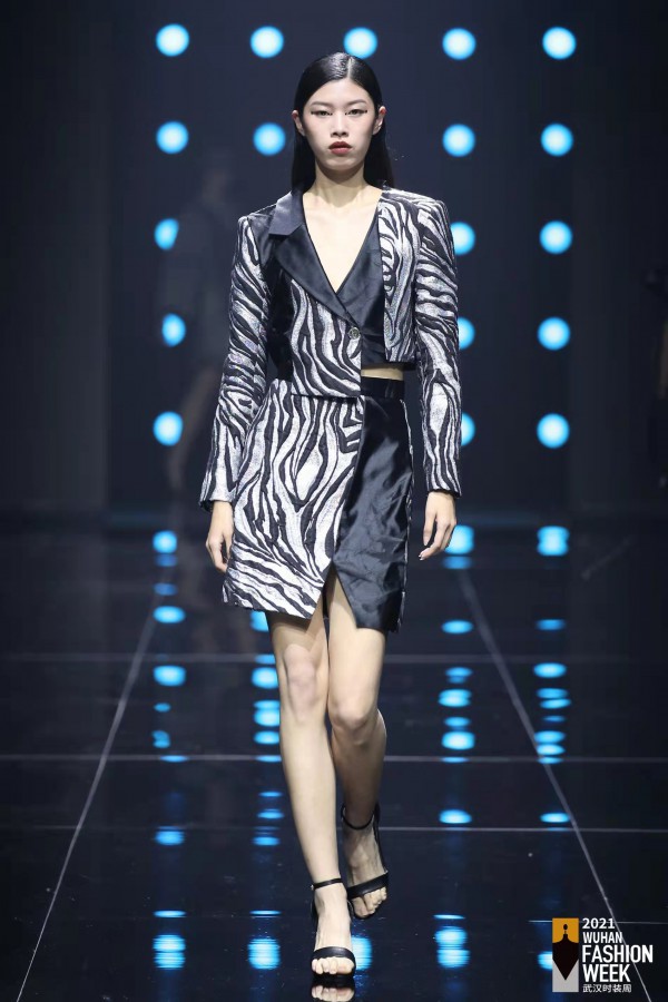 “赛博·紫禁”诠释未来中国风 ——ZIFEI WANG 22SS 新品发布会