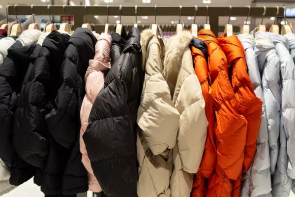 羽绒服涨价 销量却比往年大幅度上升 消费者购买热情不减!