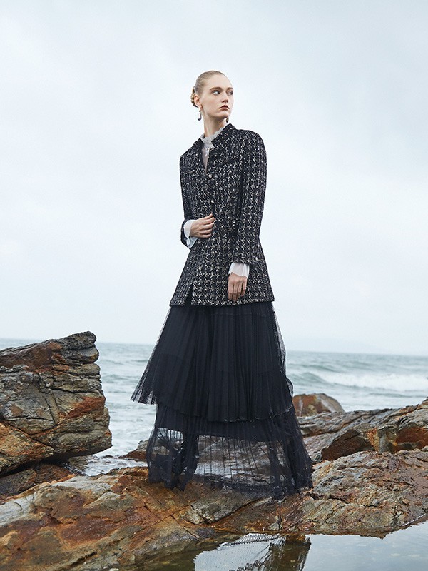 冬季黑色网纱半身裙适合怎么搭配 女生半身裙怎么搭配更好看