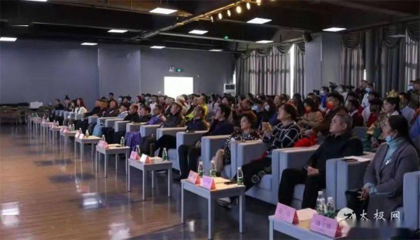 “汉服博导”“青城派掌门”联手出招“汉服太极”