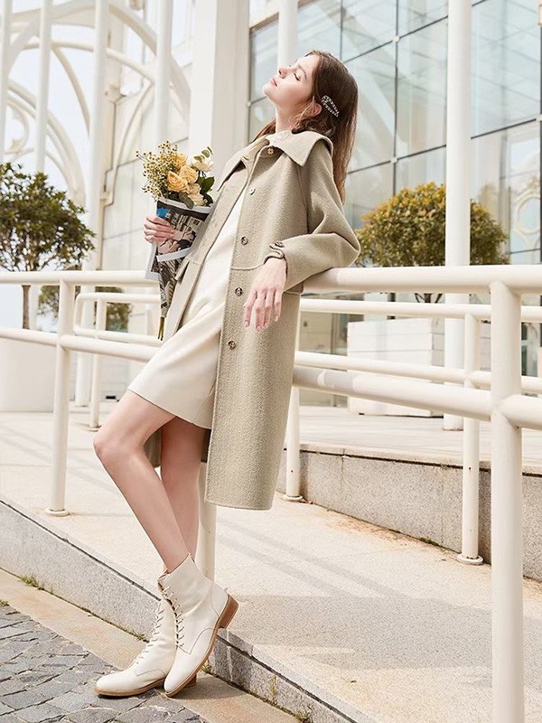 米色大衣怎么搭配 搭配连衣裙好看吗