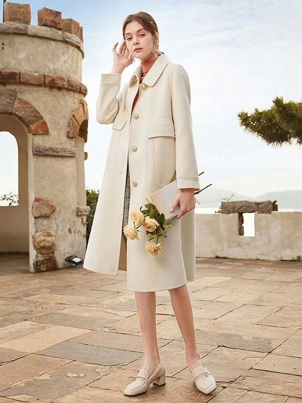 米色大衣怎么搭配 搭配连衣裙好看吗